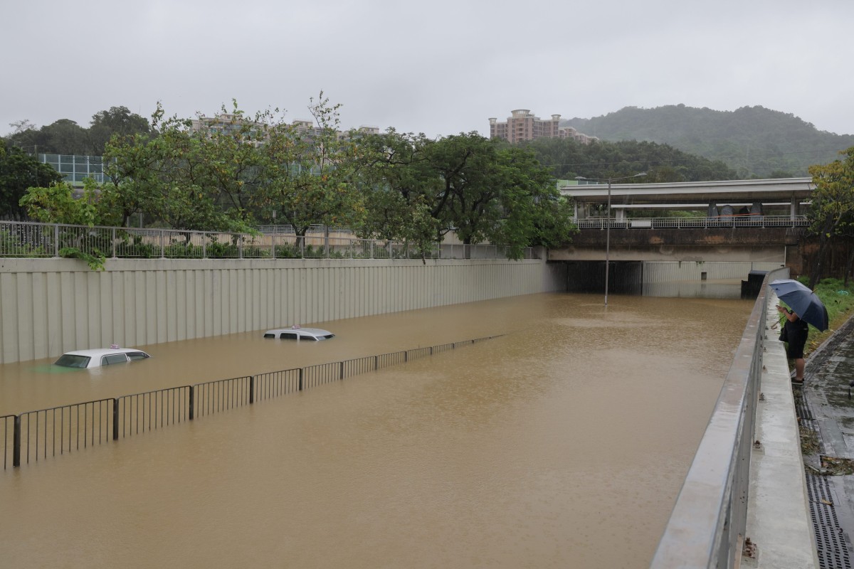 Đài Thiên văn Hong Kong mới đây đã thông báo ghi nhận lượng mưa lớn kỷ lục trong gần 140 năm qua, gây ra ngập lụt nghiêm trọng.