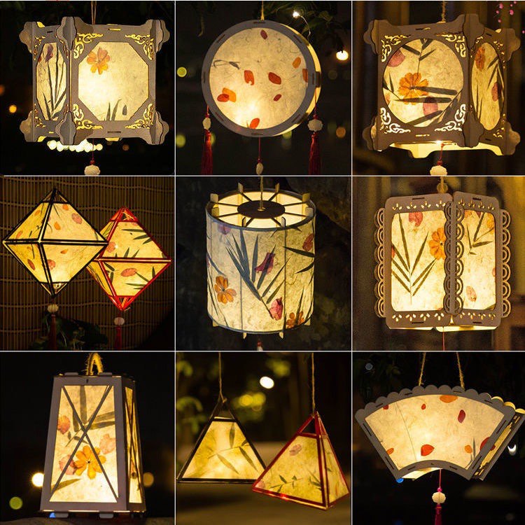 Đèn lồng cổ trang được làm từ chất liệu bột gỗ, nhựa và giấy với phong cách cổ xưa vô cùng độc đáo. Giấy trên đèn được in nhiều hình ảnh kết hợp với ánh sáng đèn led giúp cho những chiếc đèn nổi bật hơn, có thể sử dụng cả trong các dịp như năm mới, đám cưới…