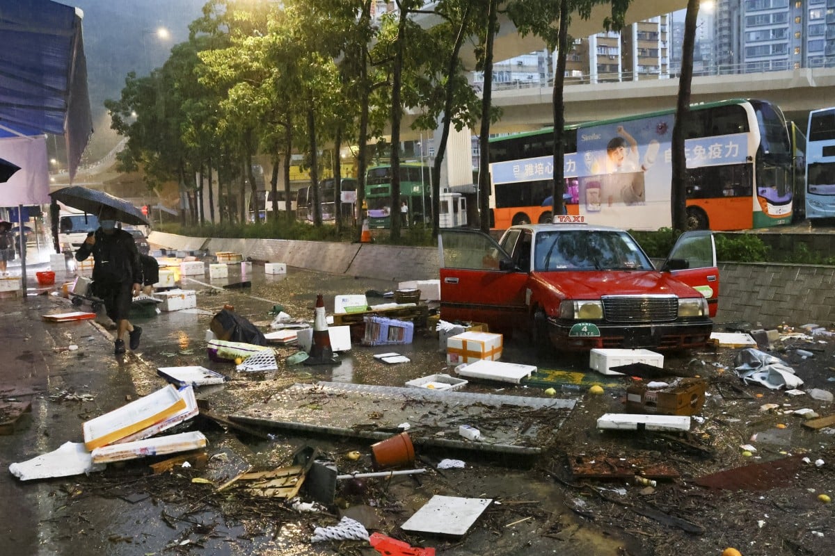 Trên đường ngổn ngang những mảnh vỡ, rác rưởi, thậm chí có một chiếc taxi bị bỏ lại khi nước lũ rút. (Ảnh: Dickson Lee)