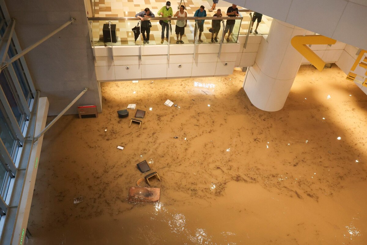 Nước lũ tràn vào trung tâm thương mại trong đêm. (Ảnh: Edmond So)