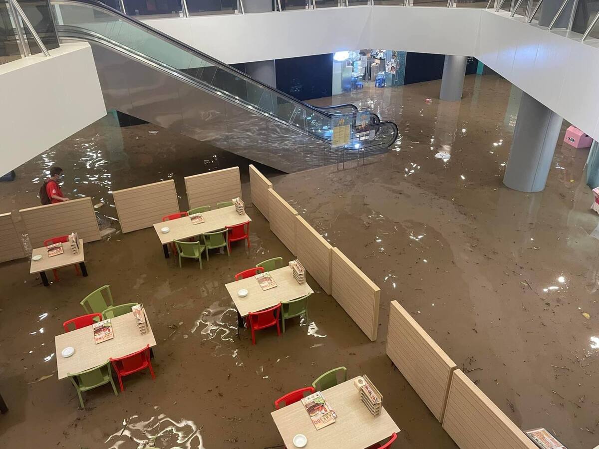 Toàn cảnh ngập lụt ở trung tâm thương mại Wan Tsui. (Ảnh: Facebook/Peter Ng)