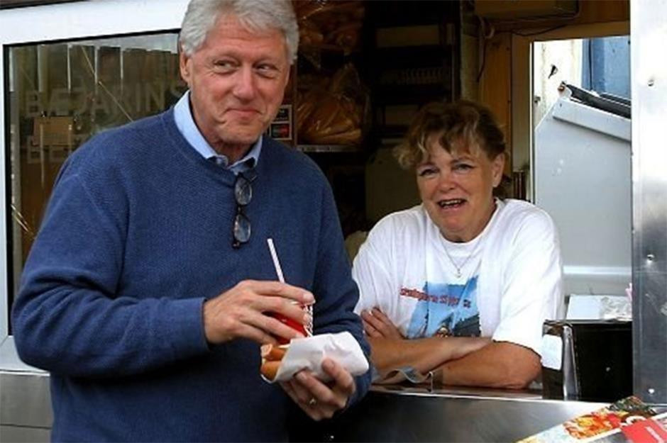 Ông Clinton ăn xúc xích ở Iceland. (Ảnh: F.B.)