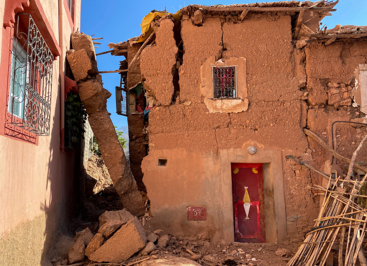 Một ngôi nhà bị hư hại nặng ở làng Tansghart. (Ảnh: Abdelhak Balhaki/Reuters)
