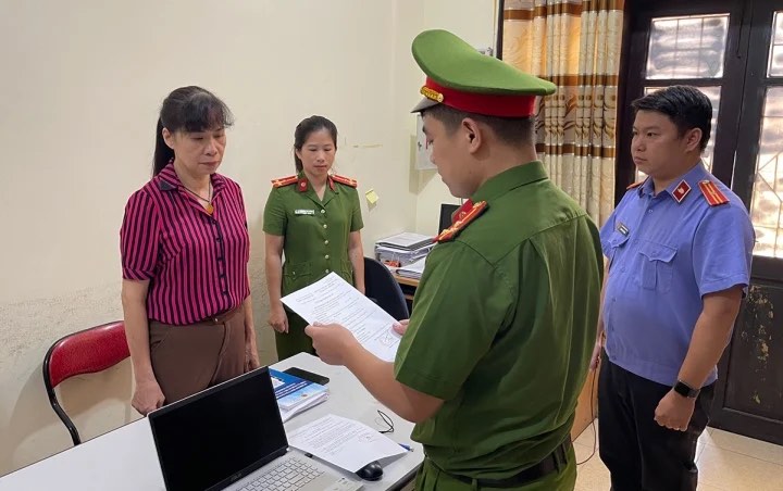 Bà Nông Thị Nghiệp, Chủ tịch UBND phường Duyệt Trung bị khởi tố.