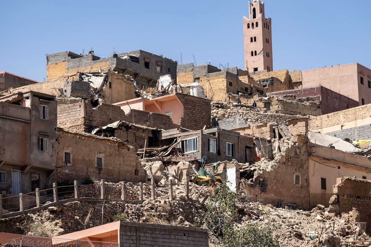 Tháp của một nhà thờ Hồi giáo đằng sau những ngôi nhà bị hư hại ở Moulay Brahim. (Ảnh: CNN)