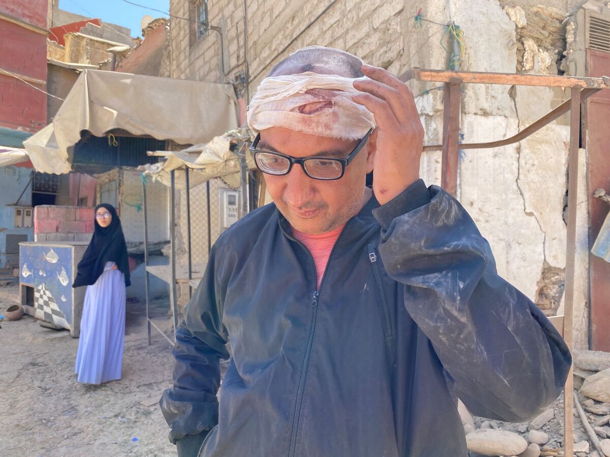 Người đàn ông sống tại thị trấn Amizmiz (thành phố Marrakesh) không may bị thương ở đầu. (Ảnh: Reuters)