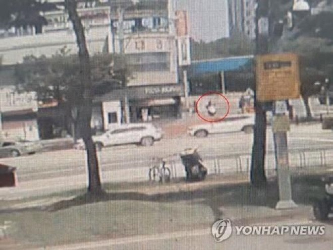 Nghi phạm tẩu thoát sau khi cướp ngân hàng ở Daejeon (Hàn Quốc). (Ảnh: Yonhap)