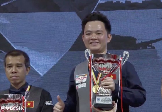Bao Phương Vinh với chiếc cúp vô địch.