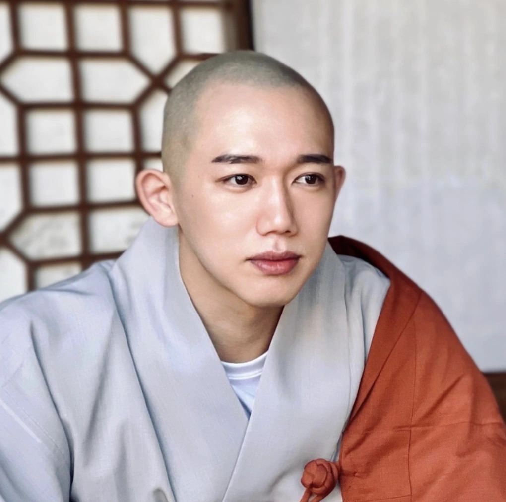 Sư thầy Beomjeong với biệt danh 'đẹp như hoa', thu hút hàng chục nghìn người theo dõi trên mạng xã hội, hiện đang tu tập tại chùa Hwaeomsa, tọa lạc trên núi Jirisan, tỉnh Jeolla. (Ảnh: Straitstimes)