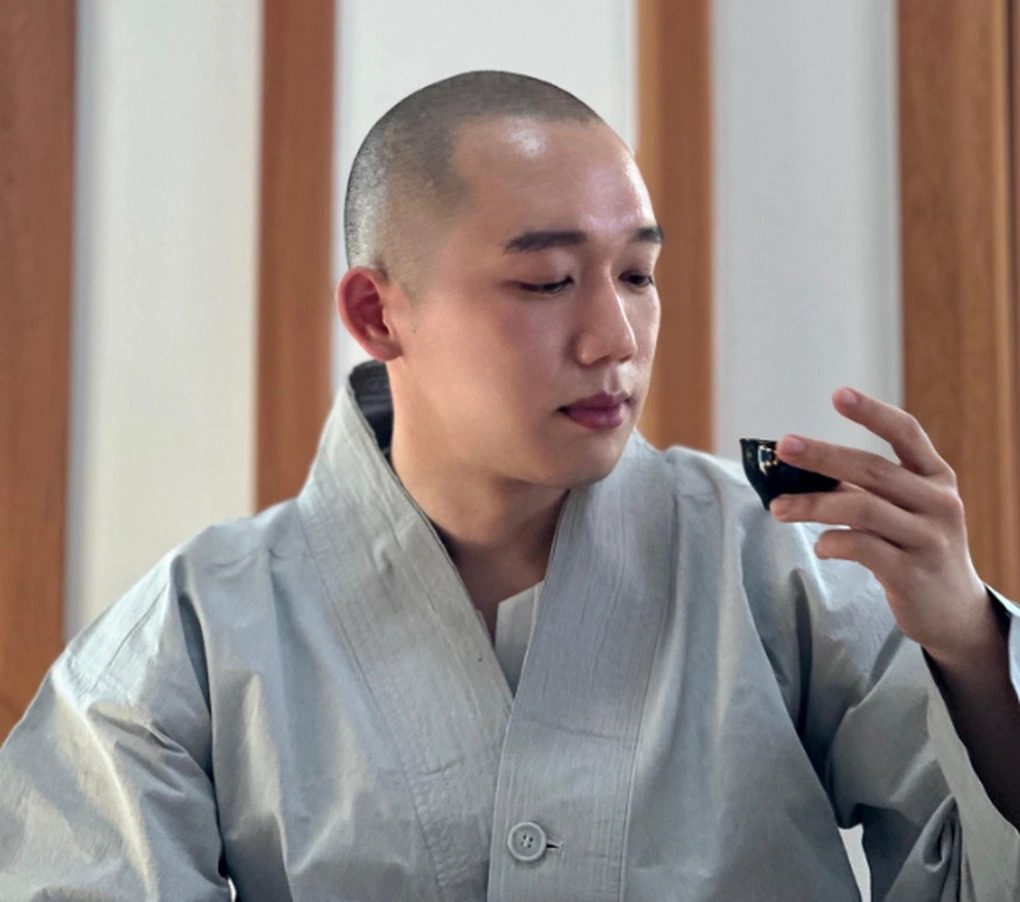 Du khách tới tham quan chùa sẽ có buổi thưởng trà cùng sư thầy Beomjeong. (Ảnh: Kkochsnim)