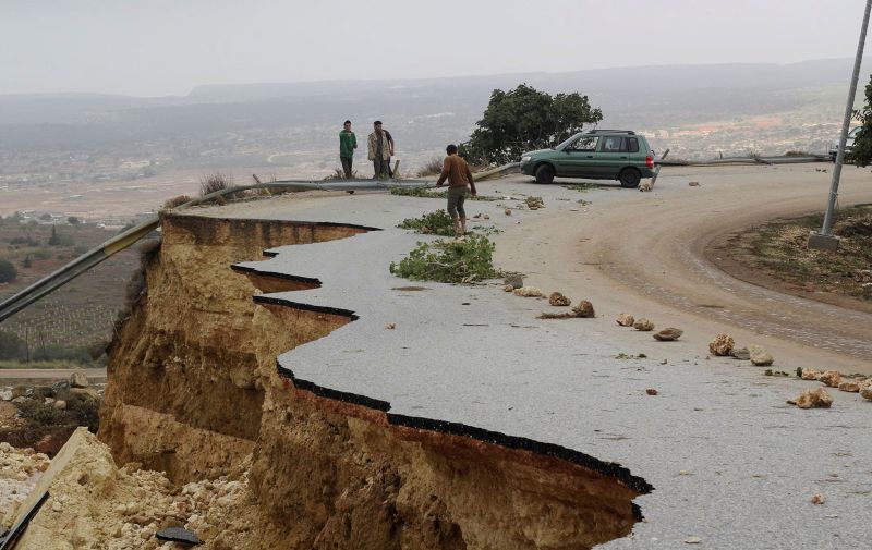 Một con đường bị hư hỏng nặng ở thành phố Shahhat (Libya).