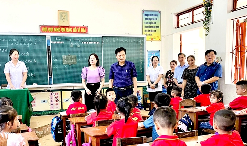 Ngành Y tế huyện Hương Khê trực tiếp kiểm tra tình trạng đau mắt đỏ tại các trường học. (Ảnh: Hà Tĩnh)