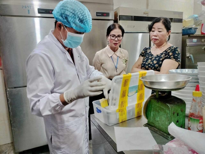 Đoàn kiểm tra của Sở Y tế và Chi cục An toàn Vệ sinh Thực phẩm Quảng Nam lấy mẫu tại tiệm bánh mì Phượng. (Ảnh: Sở Y tế cung cấp)