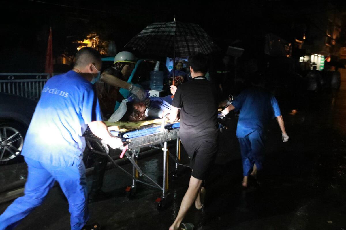 Theo ghi nhận tại hiện trường, nhiều người bị thương được lực lượng y tế đưa ra bên ngoài.