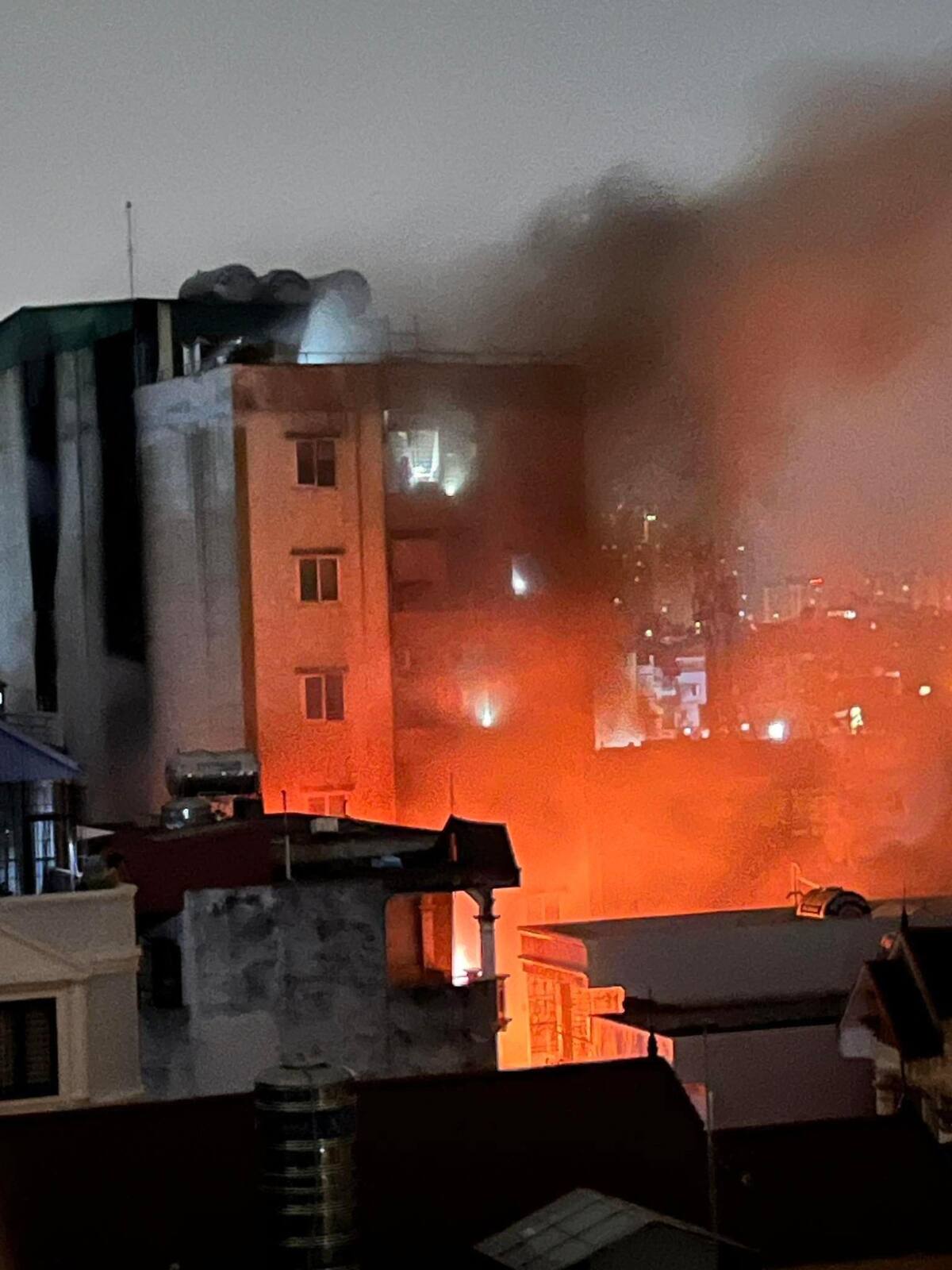 Vào khoảng 23h30 đêm 12/9, tại chung cư mini trong ngõ 29 phố Khương Hạ, phường Khương Đình, quận Thanh Xuân (Hà Nội) xảy ra hỏa hoạn.