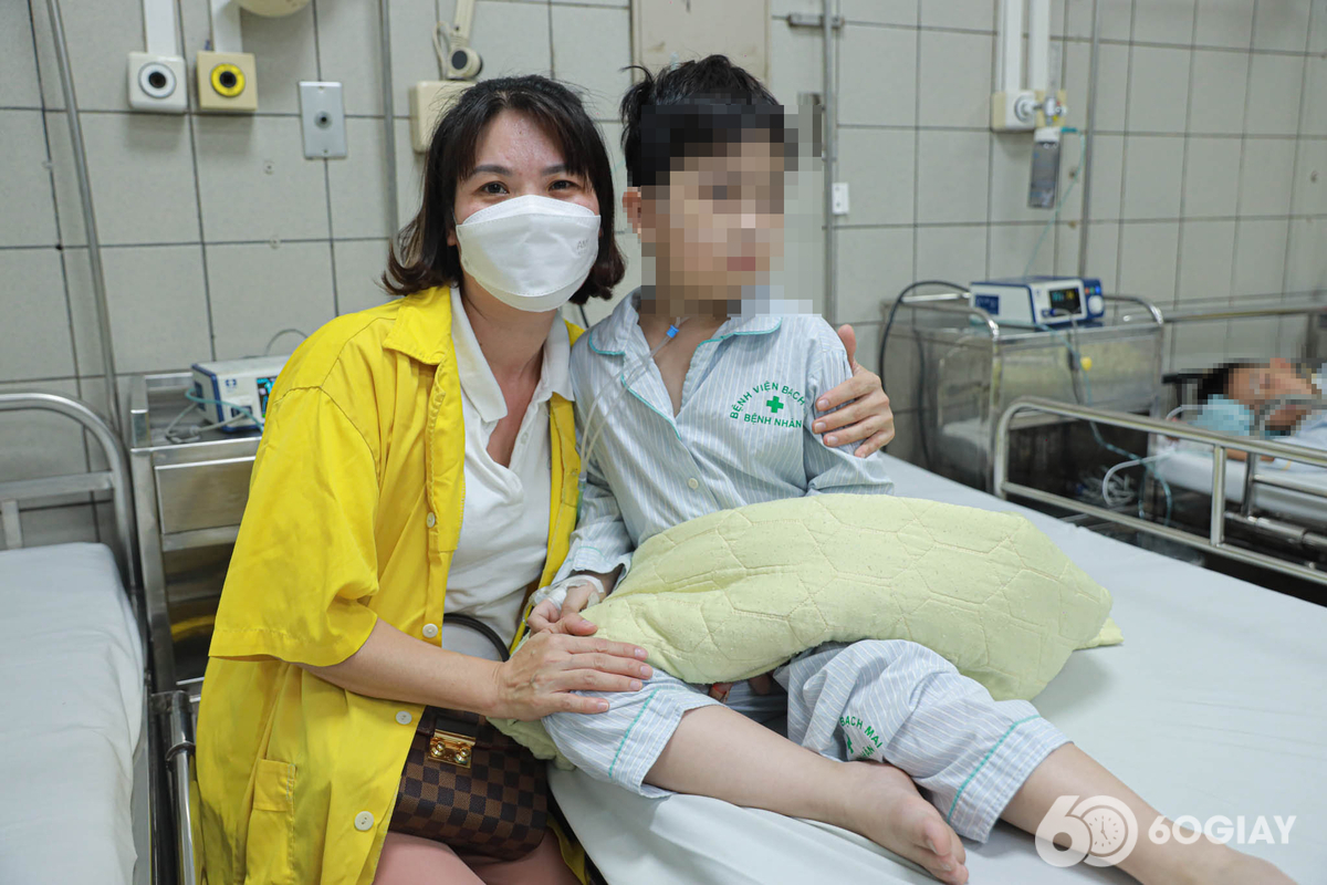 Một em học sinh là nạn nhân trong vụ hỏa hoạn xảy ra tại chung cư mini ở Hà Nội đang được chăm sóc tại bệnh viện. (Ảnh: Chí Hiếu)