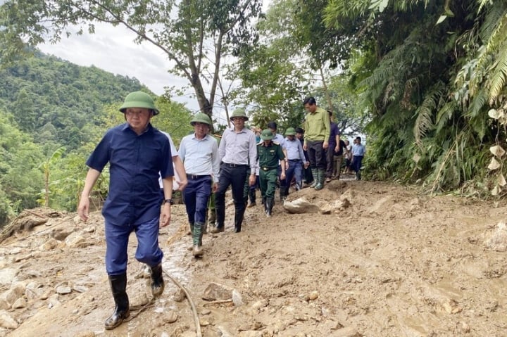 Phó Thủ tướng Chính phủ Trần Hồng Hà đi kiểm tra thực tế tại hiện trường xảy ra trận lũ ống, lũ quét tại xã Liên Minh. (Ảnh: Cổng thông tin điện tử tỉnh Lào Cai).