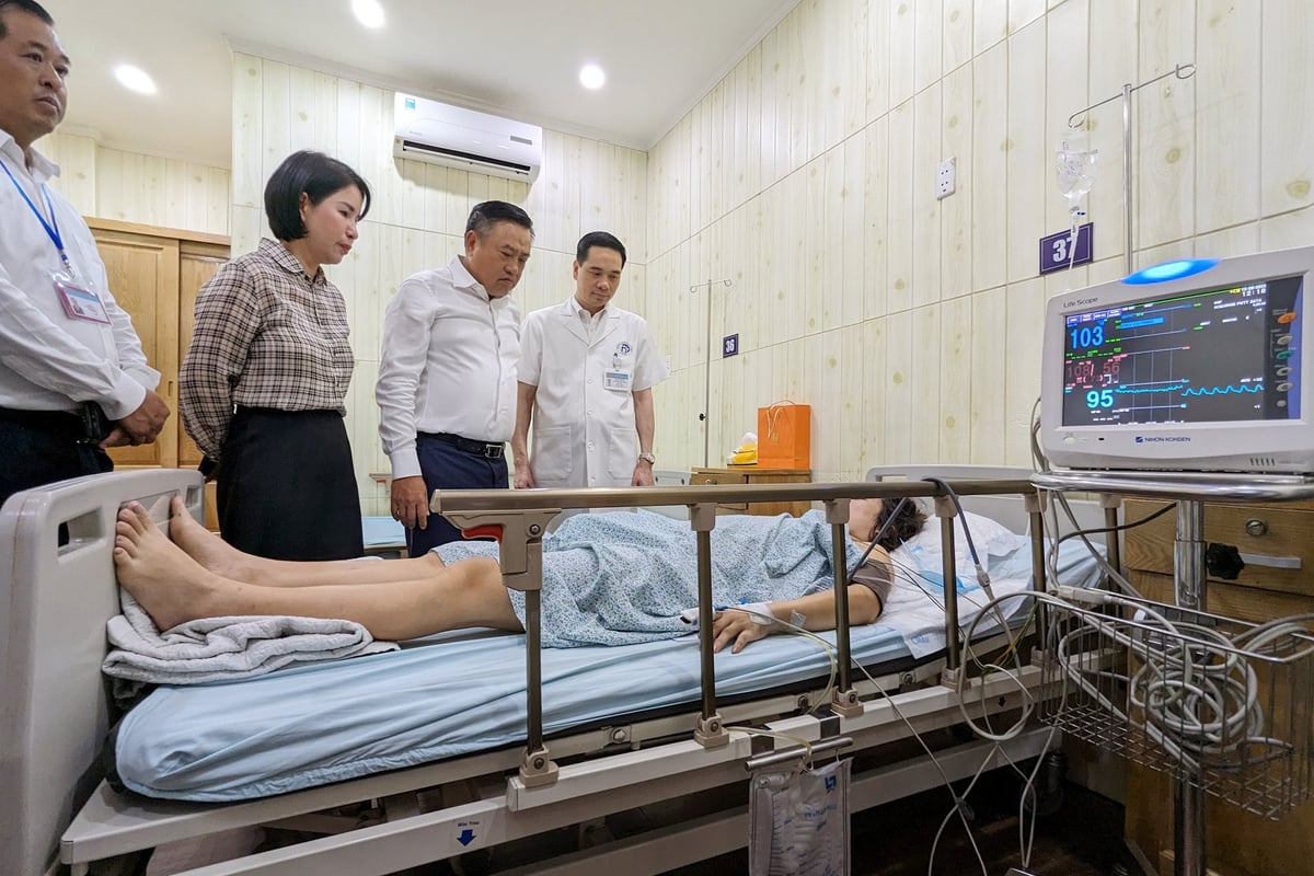 Chủ tịch UBND TP Hà Nội Trần Sỹ Thanh thăm hỏi nạn nhân vụ cháy chung cư mini tại Bệnh viện Đa khoa Xanh Pôn. (Ảnh: TP Hà Nội).