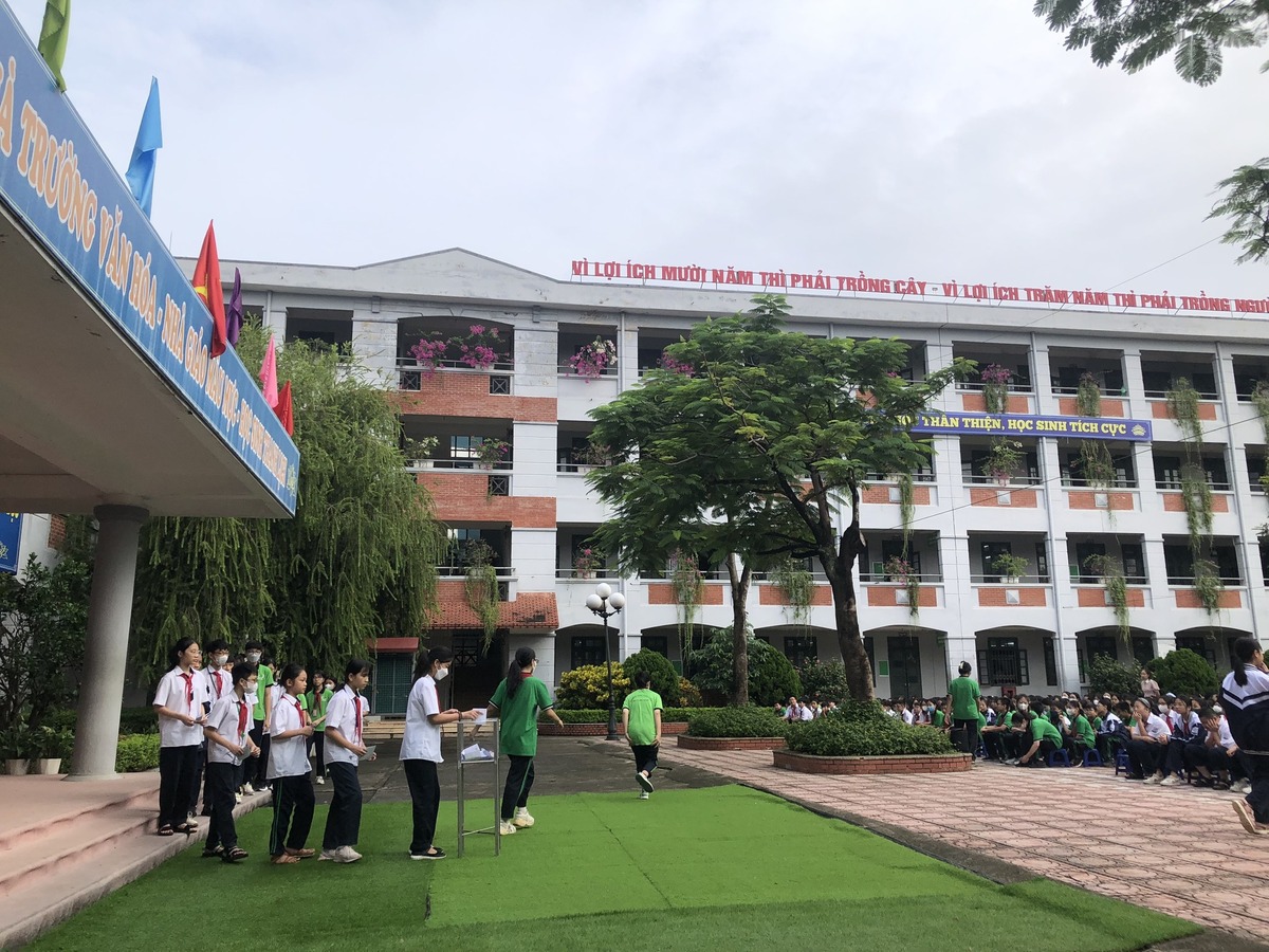 Toàn thể thầy giáo, cô giáo, nhân viên, học sinh và cha mẹ học sinh chung tay ủng hộ hỗ trợ cho các nạn nhân vụ cháy chung cư trên phố Khương Hạ.