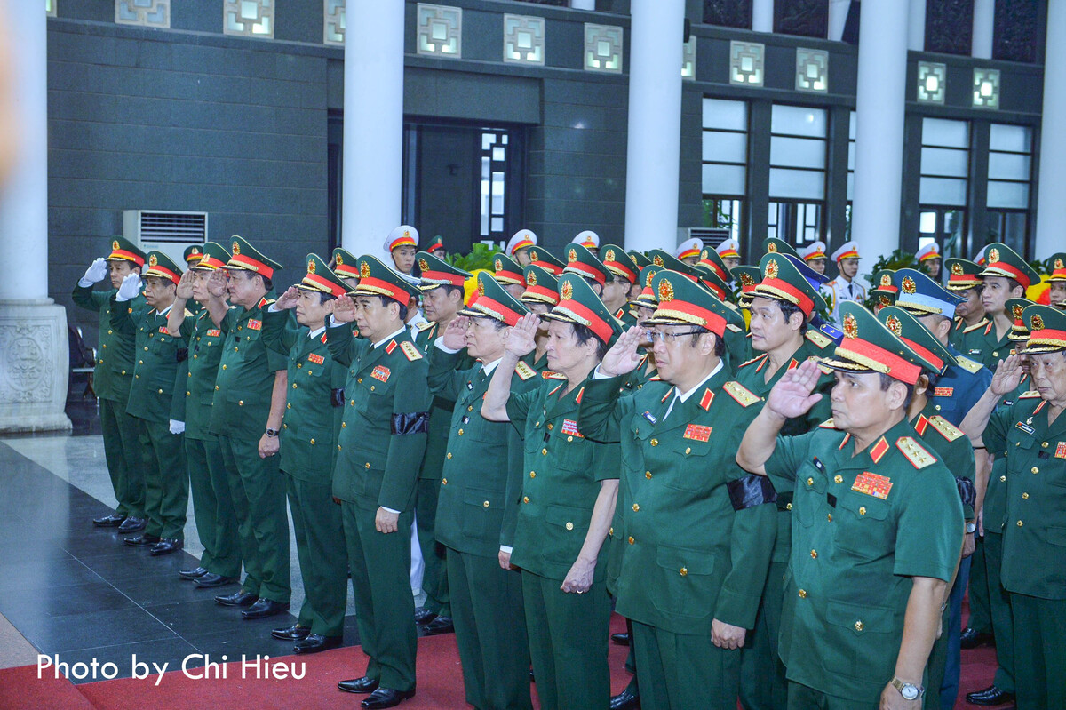 Đại tướng Phan Văn Giang, Bộ trưởng Quốc phòng dẫn đầu đoàn Quân ủy Trung ương Bộ Quốc phòng vào viếng.