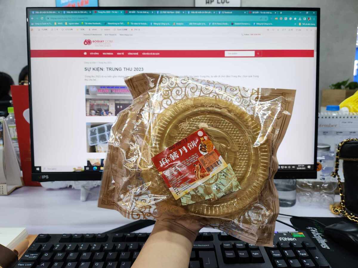 Thông tin duy nhất trên bao bì bánh trung thu chỉ có tiếng nước ngoài không rõ nguồn gốc xuất xứ. Ảnh Trịnh Anh