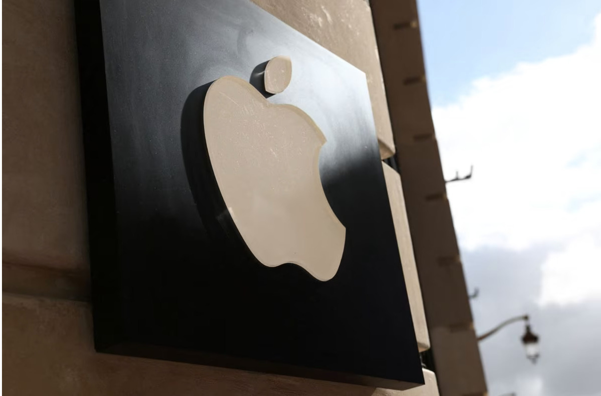 Hình logo Apple bên ngoài một cửa hàng Apple ở Lille, Pháp, ngày 13 tháng 9 năm 2023. Ảnh Reuters/Stephanie Lecocq