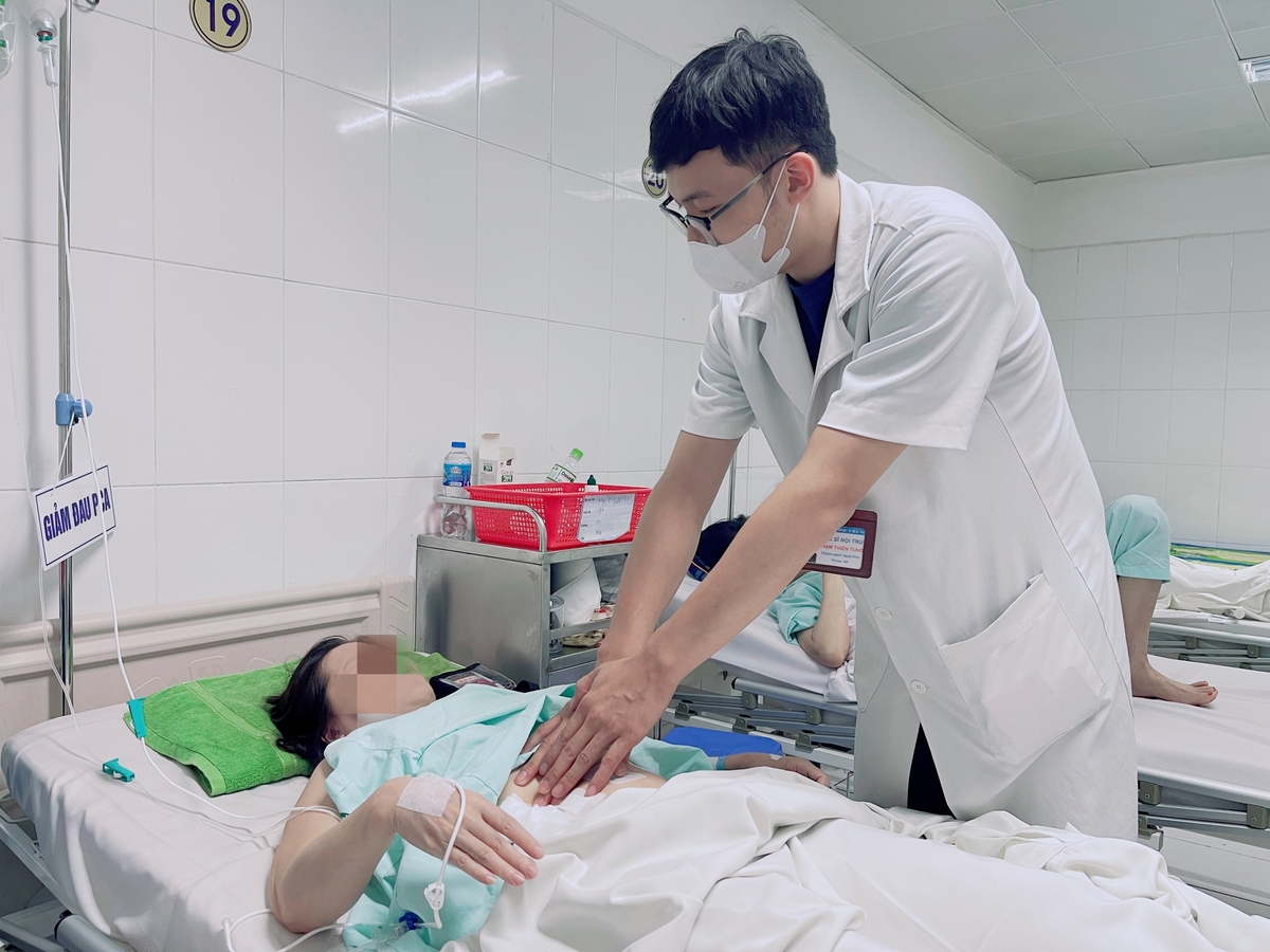 Bác sĩ thăm khám lại cho bệnh nhân sau phẫu thuật láy dị vật chiếc tăm ra khỏi cơ thể. (Ảnh: BVCC).