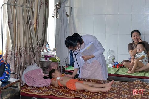Bác sỹ Khoa Nhi - Bệnh viện Đa Khoa tỉnh Hà Tĩnh thăm khám cho các cháu. (Ảnh: BHT)