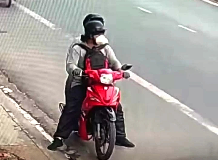 Hình ảnh hai nghi phạm cướp tiệm vàng tại Cam Ranh. (Ảnh: C.A.)