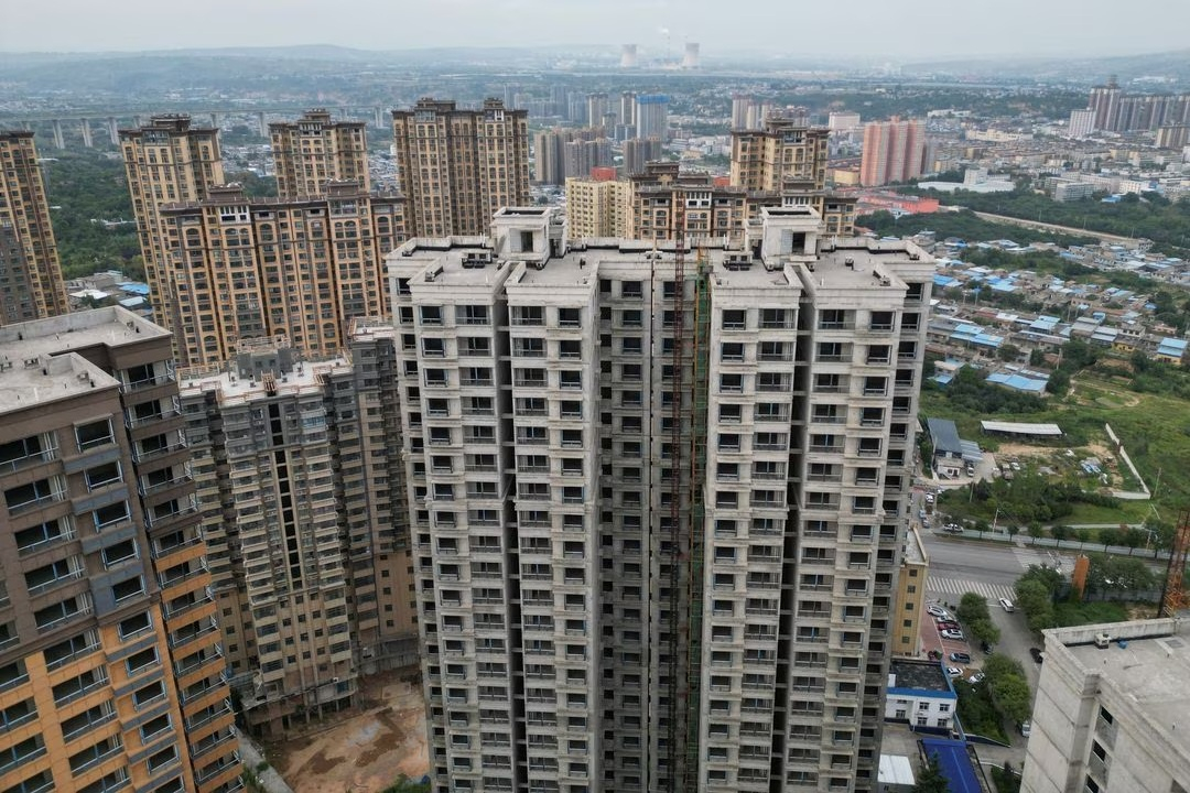 Ảnh chụp từ trên không cho thấy các tòa nhà dân cư chưa hoàn thiện của khu phức hợp Gaotie Wellness City ở Tongchuan, tỉnh Thiểm Tây, Trung Quốc ngày 12 tháng 9 năm 2023. REUTERS/Xiaoyu Yin