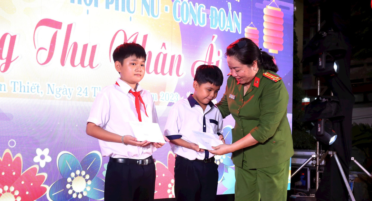 Trao tiền hỗ trợ cho 2 con anh Nguyễn Hữu Đốn. (Ảnh Bình Thuận Online)