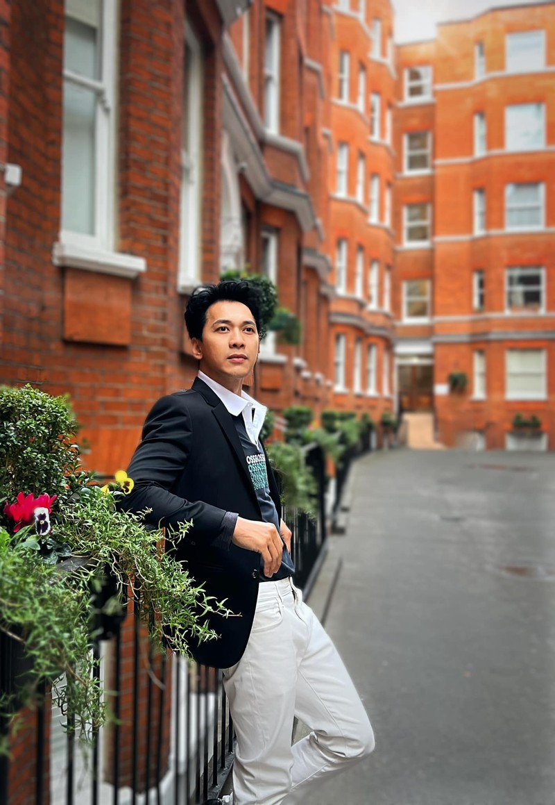 Một số hình ảnh Chủ tịch ACB Trần Hùng Huy trên đường phố London. Ảnh: FBNV