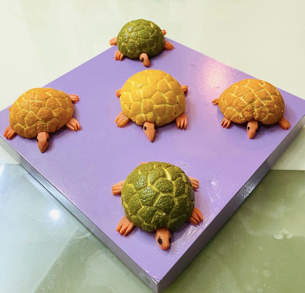 Những con rùa bằng vỏ cam được tạo hình không khác gì những chiếc bánh papparoti.