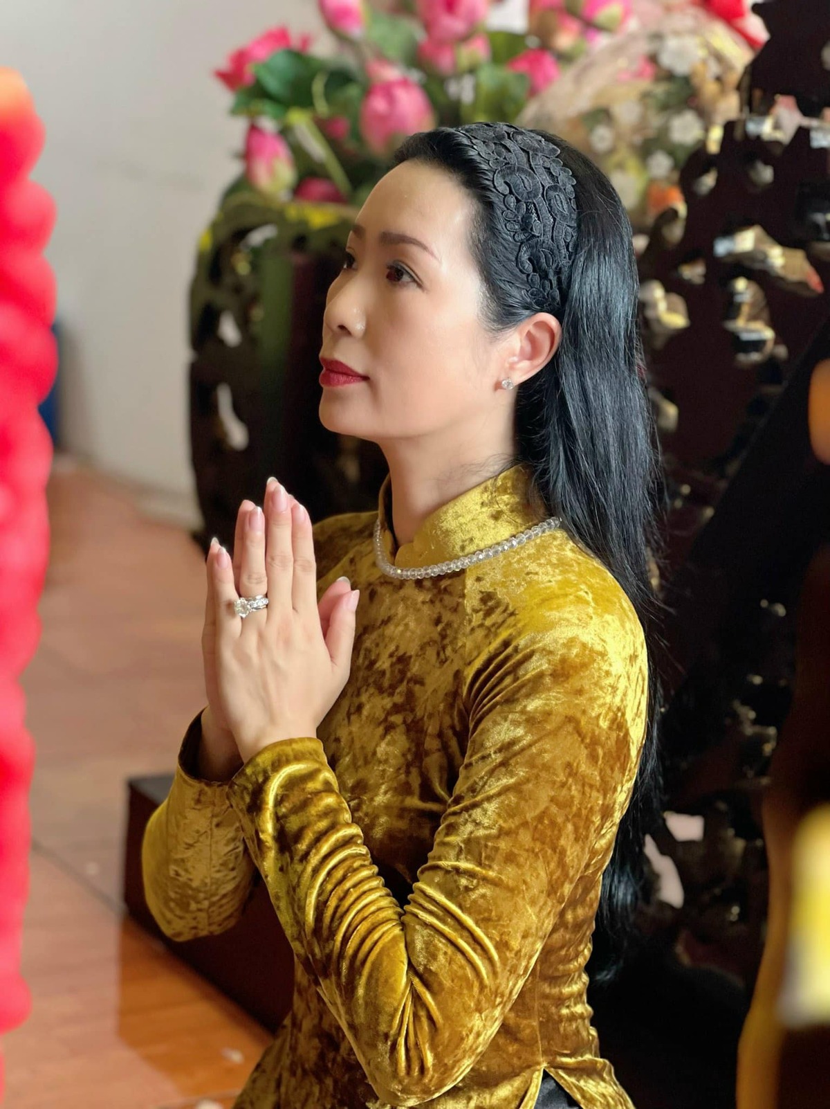 NSƯT Trịnh Kim Chi bận rộn chuẩn bị từ vài ngày trước để lễ giỗ Tổ diễn ra tại sân khấu của cô được trọn vẹn nhất.