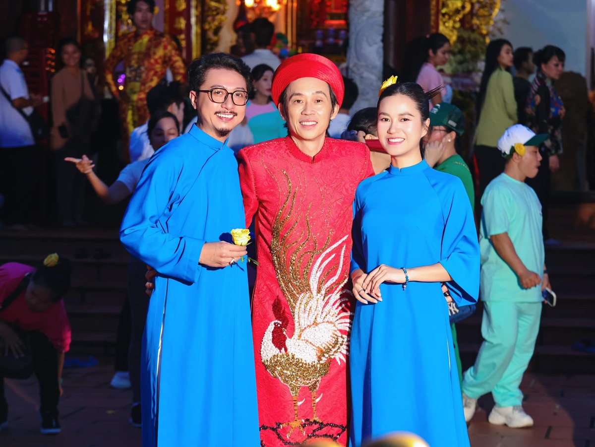 Vợ chồng diễn viên Lâm Vỹ Dạ - Hứa Minh Đạt chụp ảnh cùng nghệ sĩ Hoài Linh sau khi thắp nhang, cúng Tổ tại nhà thờ Tổ do Hoài Linh xây dựng.