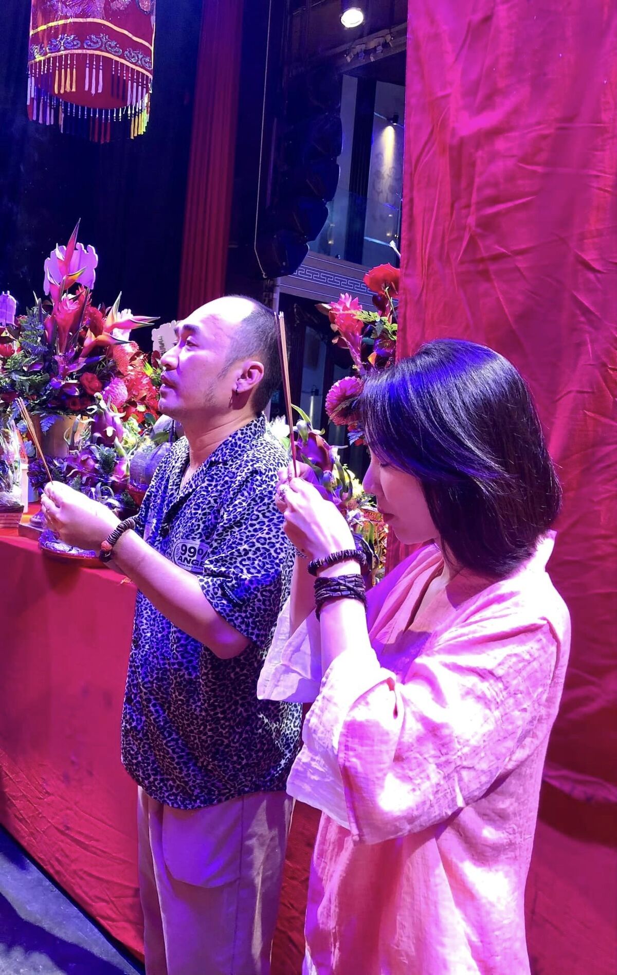 Vợ chồng diễn viên Thu Trang - Tiến Luật sau khi làm mâm cúng tại nhà, tiếp tục đến các sân khấu để tề tựu cùng anh em nghệ sĩ.