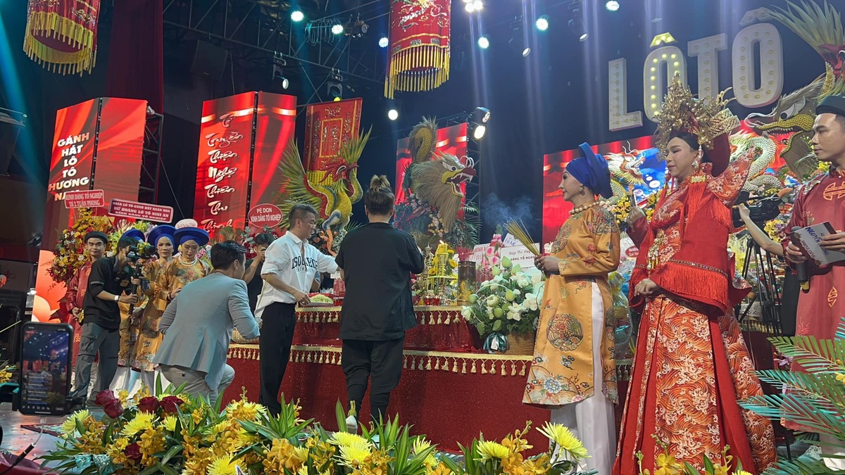 Đàm Vĩnh Hưng và bạn thân - ca sĩ Vũ Hà đến dâng lễ ở gánh hát lô tô Hương Nam.