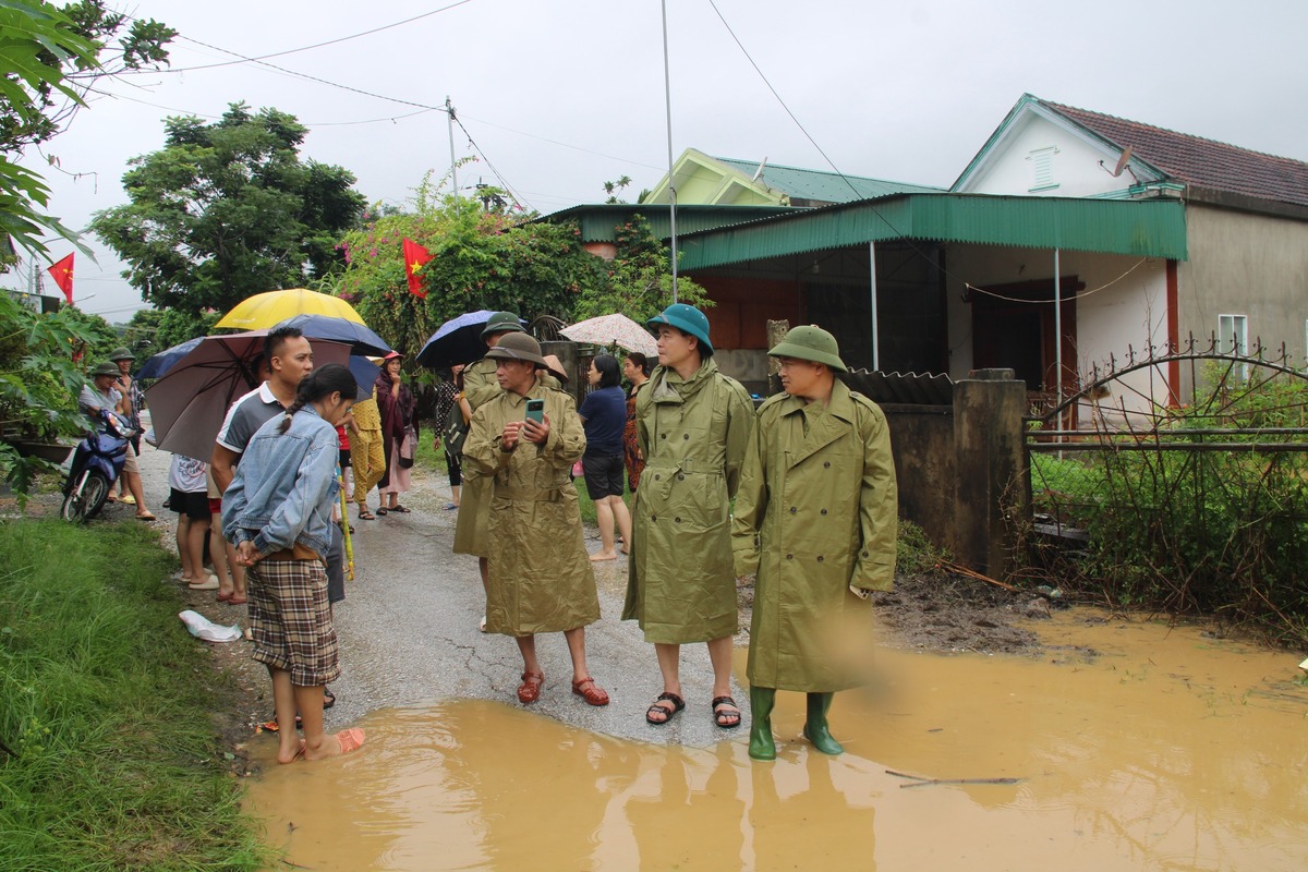 Lãnh đạo huyện Quỳ Châu, Ban CHPCBL&TKCN đã đến các điểm ngập lụt cùng nhân dân di dời, sơ tán người, phương tiện và tài sản ra khỏi các khu vực nguy hiểm. (Ảnh: Truyền thông Quỳ Châu)