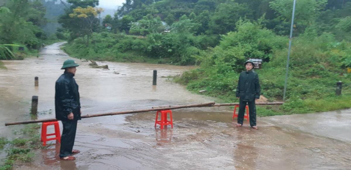 Đường vào huyện Quế Phong bị ngập sâu. (Ảnh: Nghệ An)