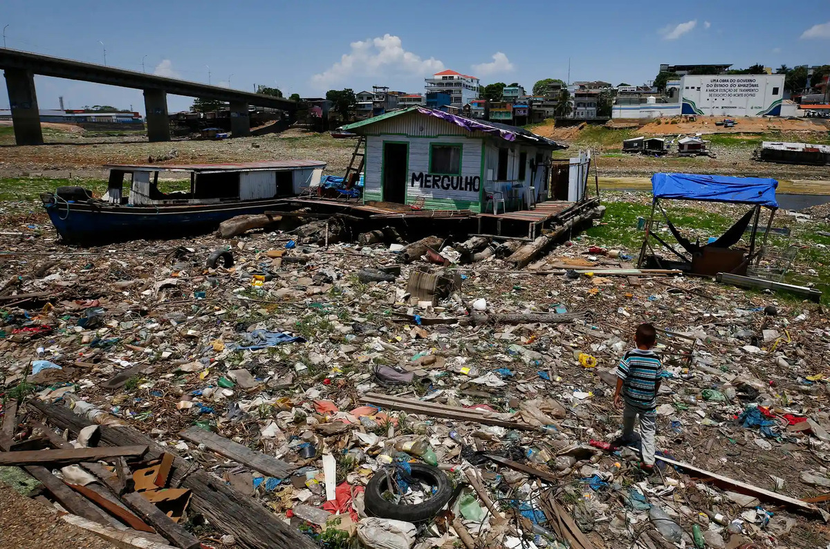 Ngôi nhà nổi bị mắc kẹt ở khu vực vốn là mép sông Negro (Manaus, Brazil). (Ảnh: Edmar Barros/AP)