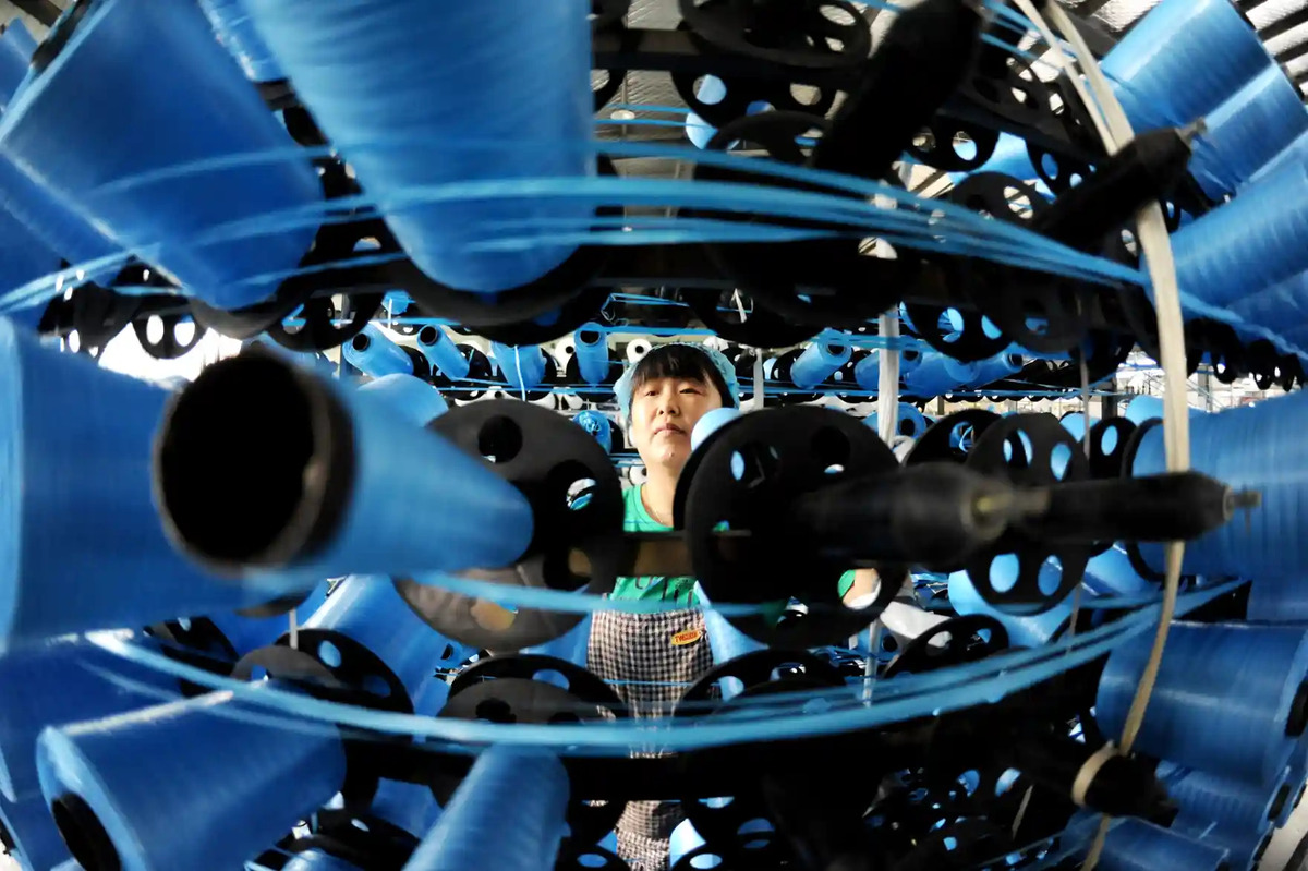 Một nữ công nhân trong dây chuyền sản xuất một công ty bao bì ở Liên Vân Cảng (Trung Quốc). (Ảnh: Costfoto/NurPhoto/Shutterstock)