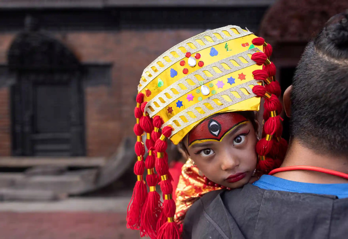 Bé gái mặc trang phục truyền thống tham gia Kanyā Pūjā - một nghi lễ thờ cúng tập thể dành cho các bé gái trong độ tuổi vị thành niên ở Kathmandu (Nepal). (Ảnh: Narendra Shrestha/EPA)