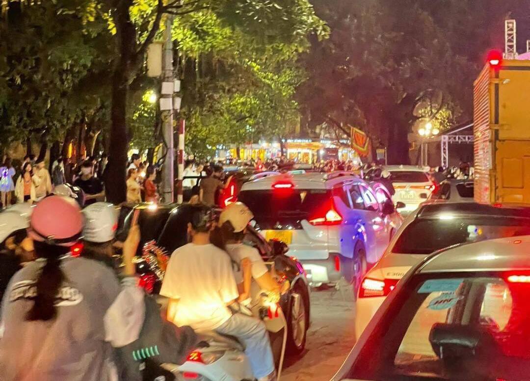Tối 29/9 (15/8 âm lịch), rất nhiều phương tiện đã đổ về các tuyến phố trung tâm Hà Nội để đi chơi nhân dịp Tết Trung thu khiến hàng loạt tuyến phố trung tâm Hà Nội đông nghẹt.