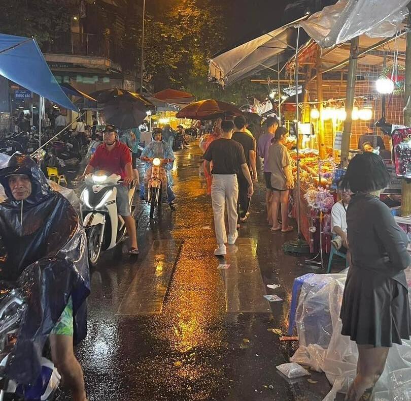Cơn mưa ngang qua tại phố Hàng Mã khiến con phố trở nên bớt đông đúc trong chốc lát.
