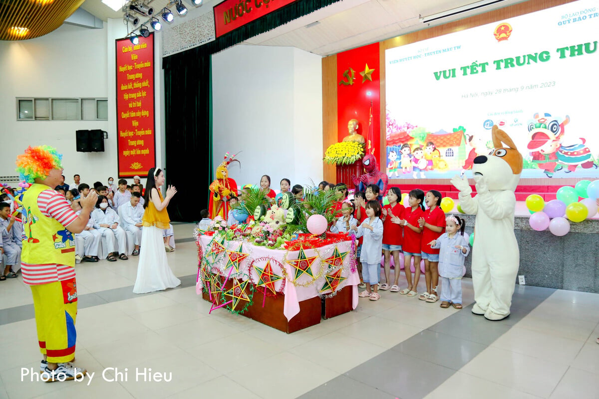 Những nghệ sĩ, diễn viên tại Hà Nội cùng các em nhỏ phá cỗ với những nụ cười luôn 'phủ kín' hội trường của Viện Huyết học Truyền máu TW.