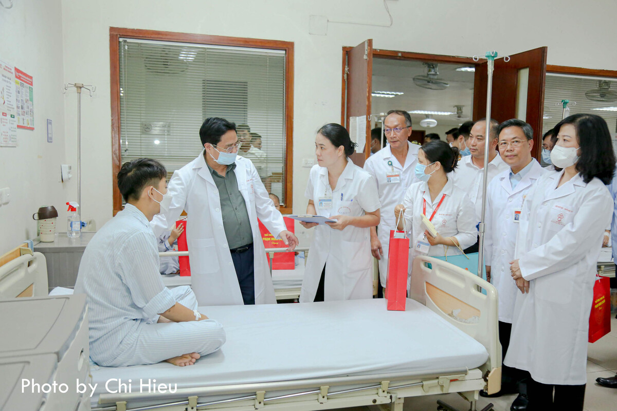 Trước đó, Thủ tướng Phạm Minh Chính cùng 2 Bộ trưởng cũng đã đến từng giường bệnh thăm hỏi, gửi lời chia sẻ, động viên và trao quà tới các bệnh nhi đang nằm điều trị tại bệnh viện.