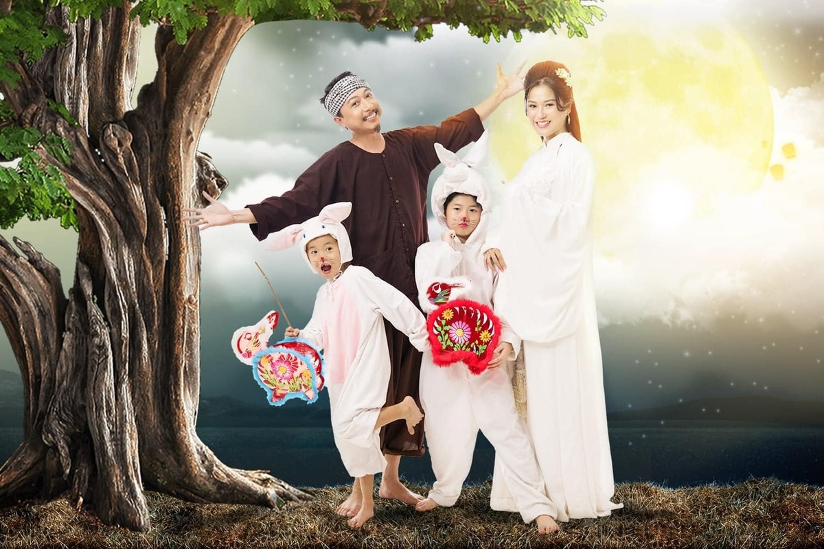 Gia đình diễn viên Hứa Minh Đạt - Lâm Vỹ Dạ thực hiện bộ ảnh Trung thu cùng hai con với tạo hình chú Cuội, chị Hằng và Thỏ Ngọc.