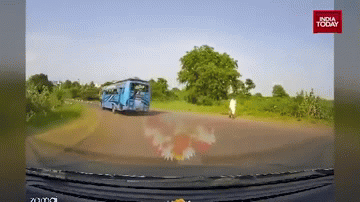 Khoảnh khắc xe buýt lao xuống sông ở Ấn Độ.