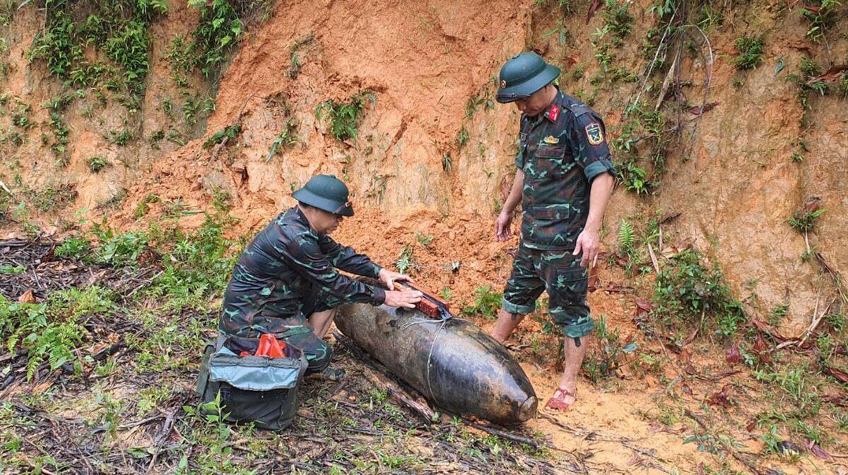 Quả bom nặng khoảng 340kg được người dân phát hiện bên khe nước. (Ảnh Quân sự tỉnh Nghệ An)