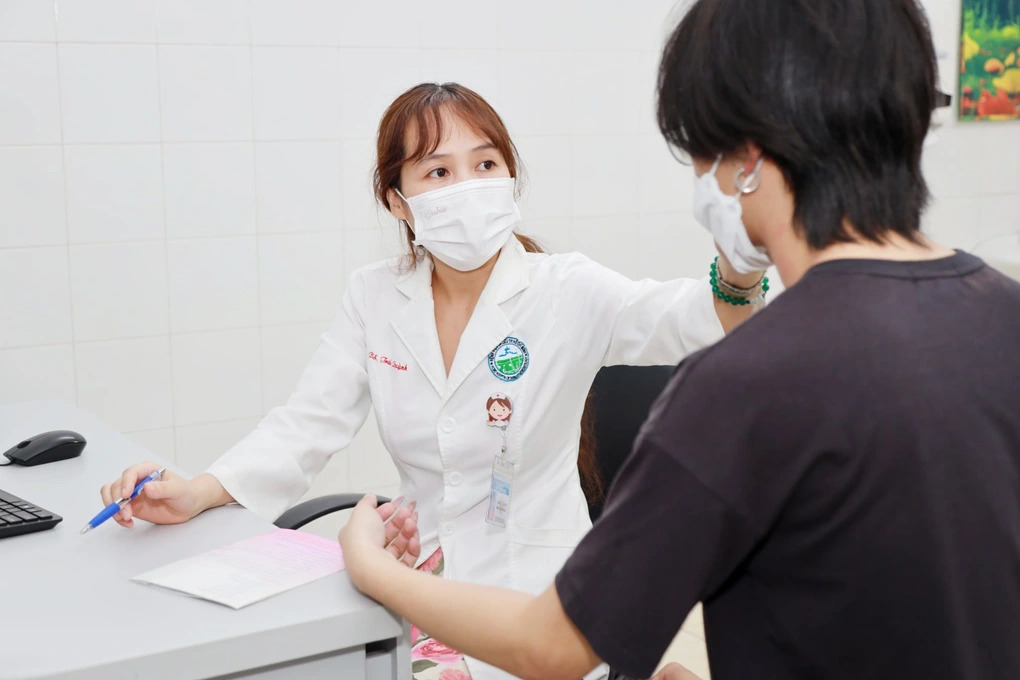 Bác sĩ tại Bệnh viện Da Liễu TP HCM thăm khám cho bệnh nhân (Ảnh: B.V.).